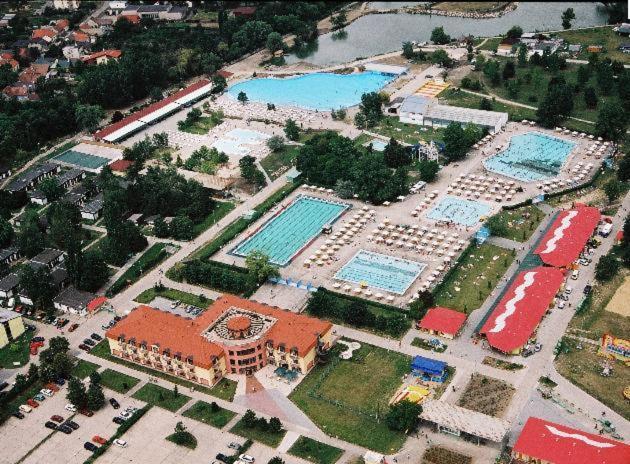 Hotel Dom Studia Petra Štúrovo Esterno foto